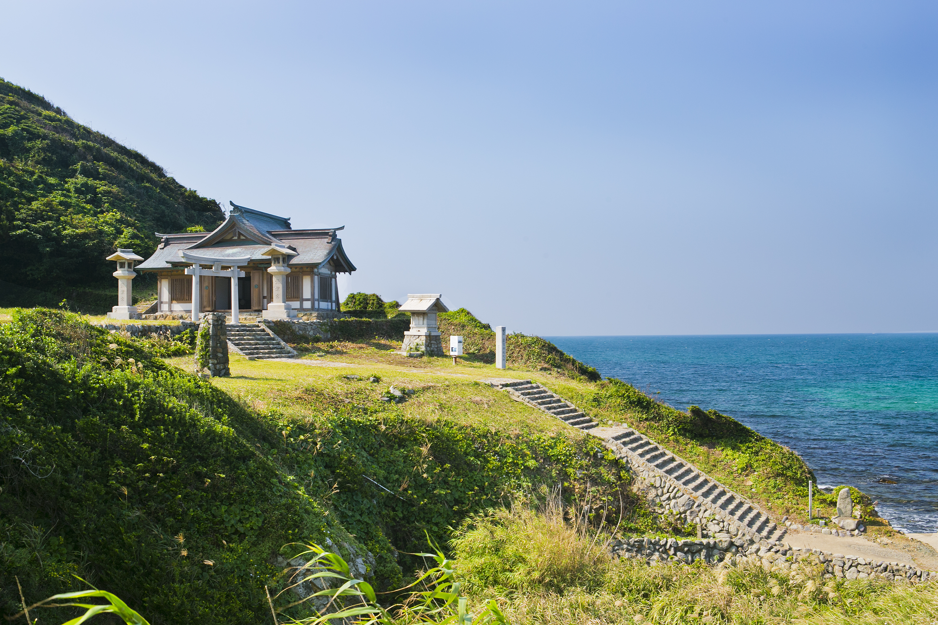 沖ノ島を望む沖津宮遙拝所/