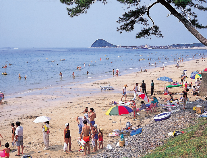 夏には家族連れなど多くの海水浴客でにぎわう海水浴場。/