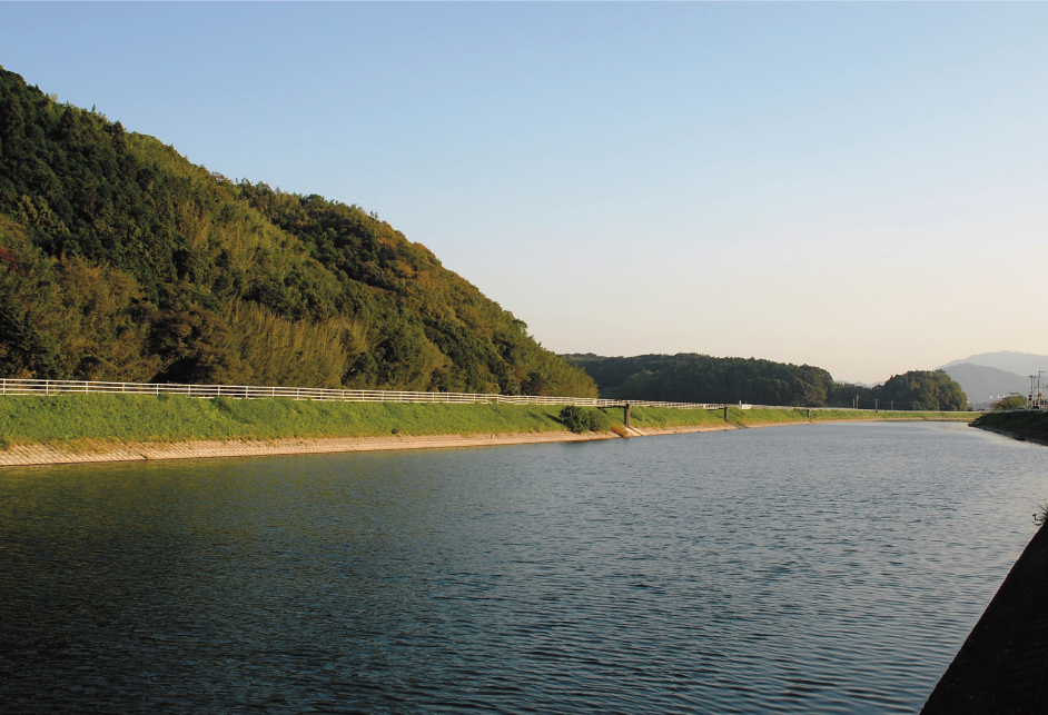 釣川下流域の悠々とした流れ。/