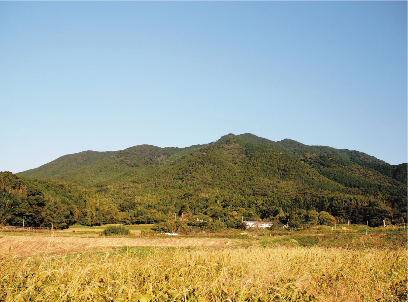 標高499ｍを誇る四塚連山の最高峰・孔大寺山。登山路は、孔大寺神社遥拝所登山口からのルートのほか、地蔵峠登山口、垂見峠登山口からのルートもあります。/