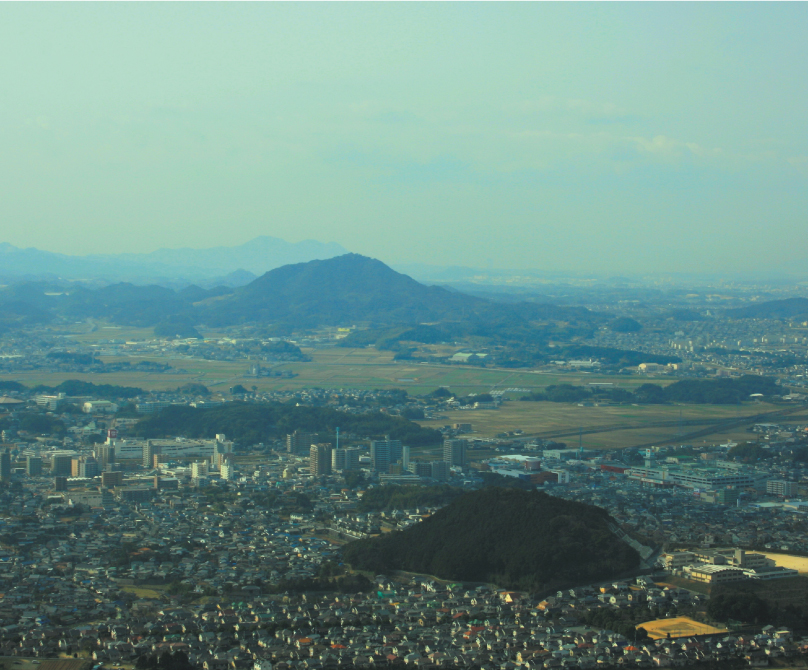 尾根は木々のトンネルになっていて森林浴を満喫できます。/