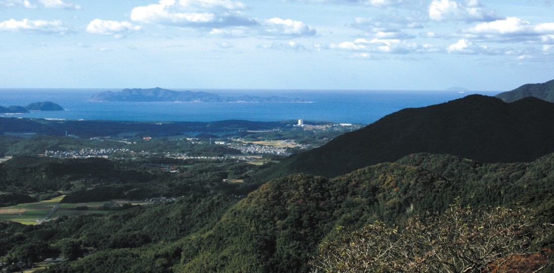 玄界灘、宗像･大島を望む山頂からの景色。この遙か沖合には神秘の島・沖ノ島があります。/