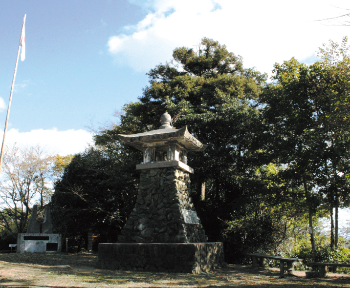 緩やかな山は登りやすく登山客も多い。登山後、「正助ふるさと村」でゆっくりと過ごす家族連れの姿も多く見られます。/