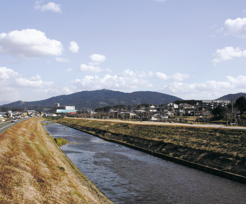 釣川とその源流がある新立山。/