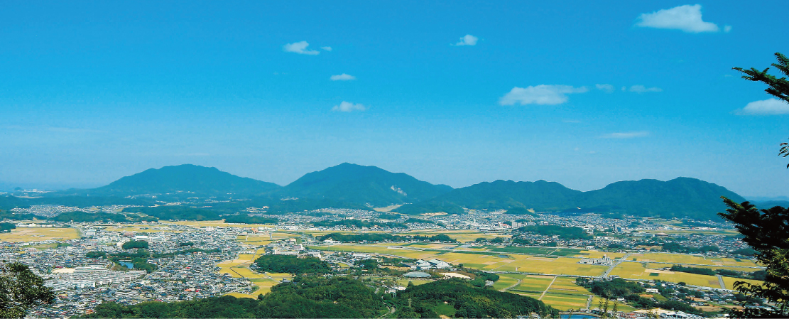 山頂から見る宗像の街並みと四塚連山。/