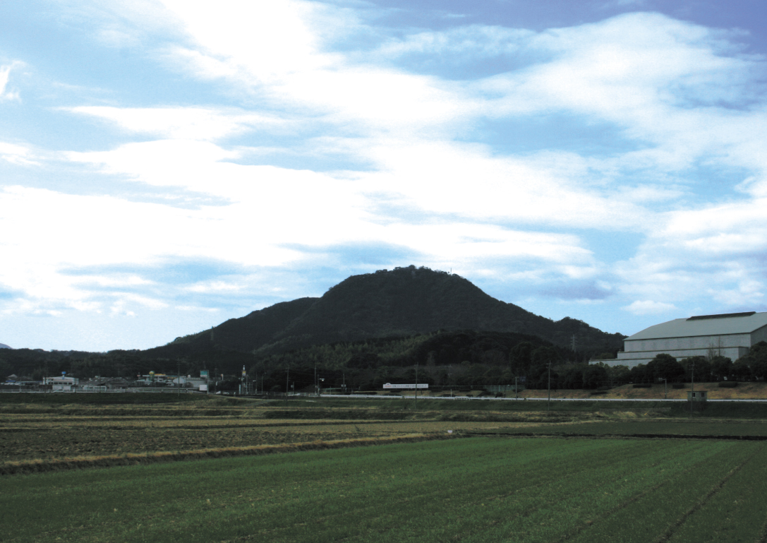 許斐山全景。（山裾の左が3号線、右が宗像ユリックス）/