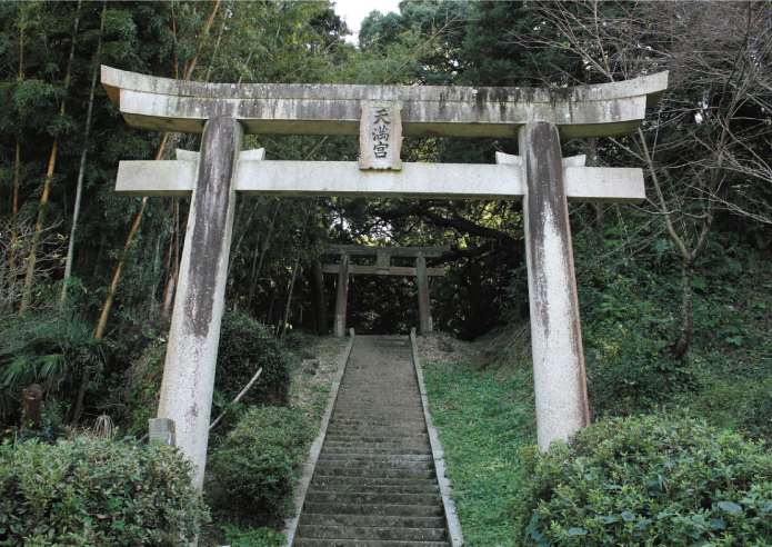 うっそうとした緑に包まれ、神聖な雰囲気が漂う平山天満宮。/