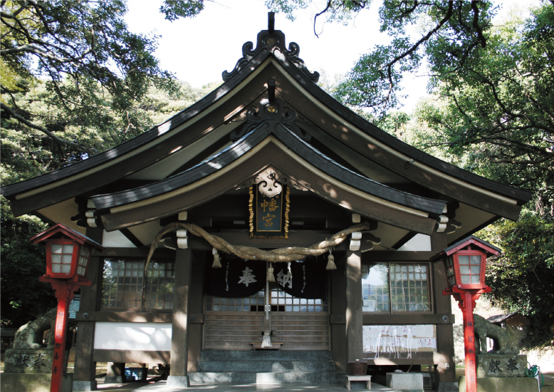 「織幡」の名は、神功皇后の三韓出兵に際し、武内宿弥が紅白の旗を織ったことに由来するとされています。/