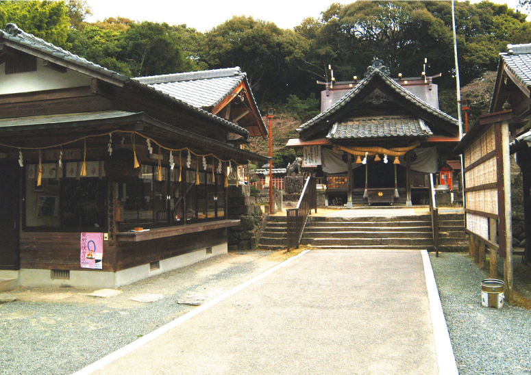 自然林に覆われた鶺鴒山に鎮座する八所神社。/