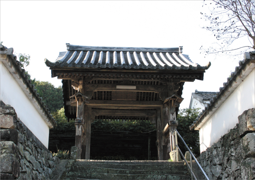 桃山時代の筑前の領主・小早川隆景の菩提寺。山門は隆景公の居城であった名島城（福岡市東区）の　手門を移築したもの。/