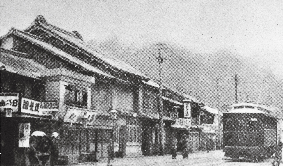 ■──創業ごろの本店(左手前の建物)と周辺(現北九州市門司区東本町１丁目付近)｡当時の門司は筑豊炭田や北九州工業地帯を背景に輸出入が急増、石炭積み出し港から国際貿易港へと発展中でした。/