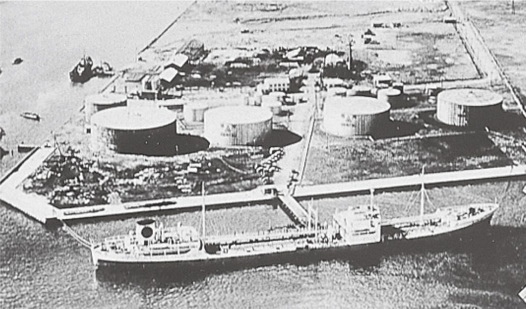 ■——イラン石油を積んで川崎油槽所に着桟した日章丸二世。｢日章丸事件｣は産油国との直接取引の先駆けとなり、日本人の目を中東に向けさせるきっかけにもなりました。/