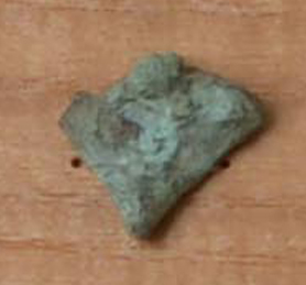 鉄地金銅張剣菱形杏葉残欠/