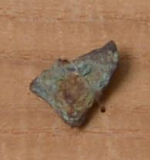 鉄地金銅張剣菱形杏葉残欠/